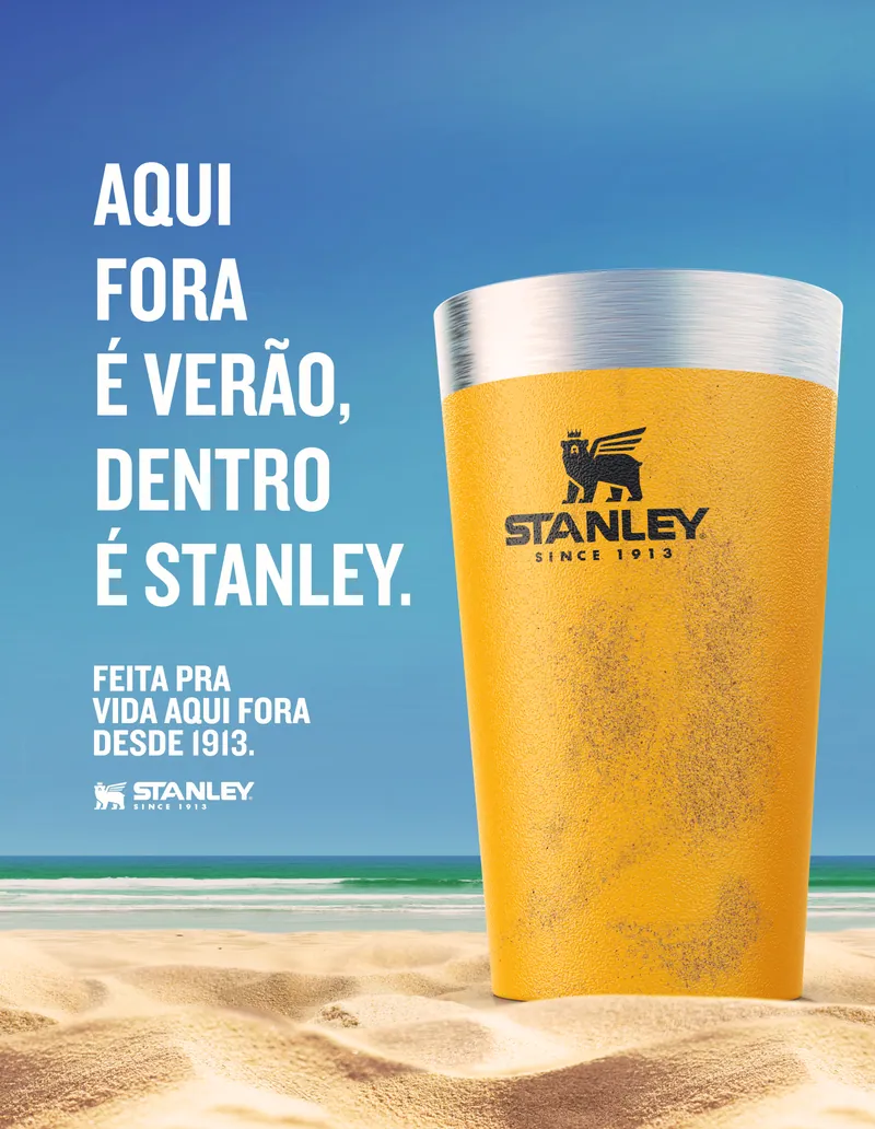 Stanley summer poster: a pint of beer in a Stanley cup on the sand, with the line "Aqui fora é verão, dentro é Stanley"